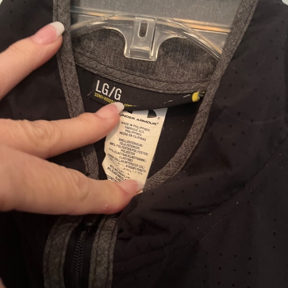 Women's Under Armour Lightweight Zip Up Jacket Black w reflectors - Picture 3 of 7